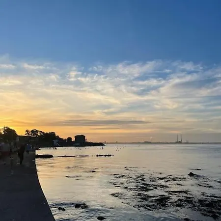 On Dublin Bay * Monkstown (Dublin)